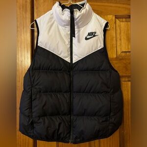 Nike Reversible black/white Polyester Sleeveless Puffer
Vest Women’s Size S
